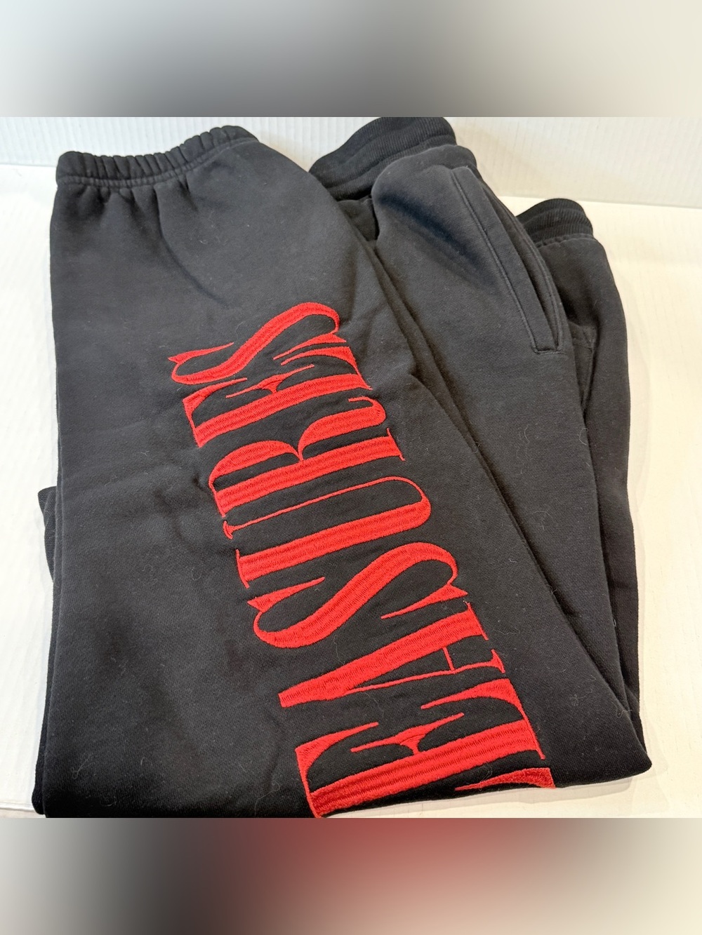 PLEASURES Black Red Logo Fleece-Lined Sweatpants Joggers Small